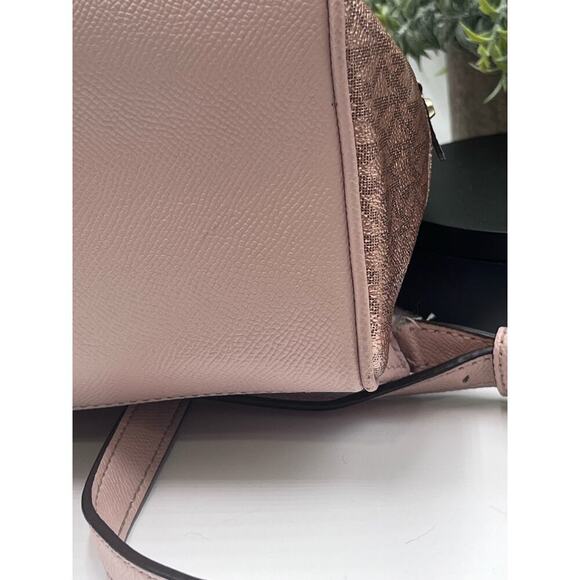 Michael‎ Kors Rose Gold Pink
Trim Metallic Signature
Monogram Rhea Zip backpack - Picture 9 of 16